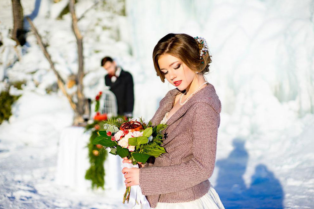 How to make a natural Christmas flower arrangement