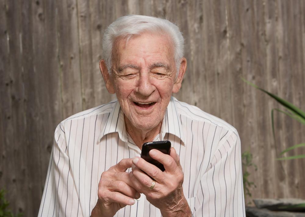 Here&#8217;s how to avail free cell phones for seniors