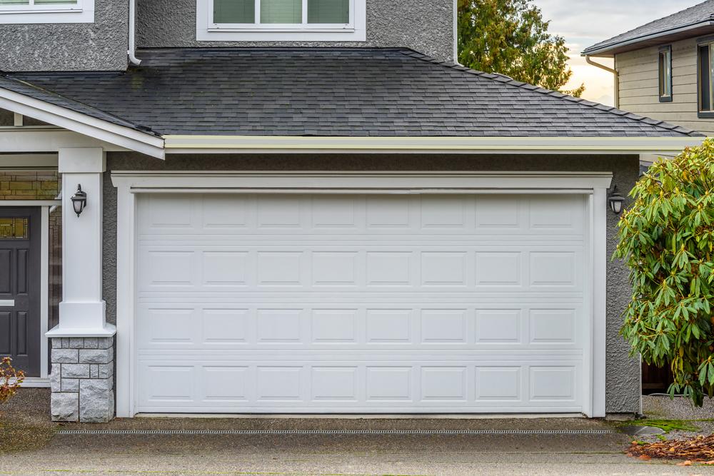 Vinyl and wooden garage door choices for modern houses